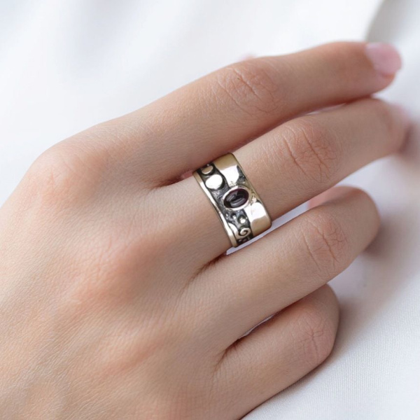 Широкое кольцо в этническом стиле из черненого серебра с натуральным гранатом