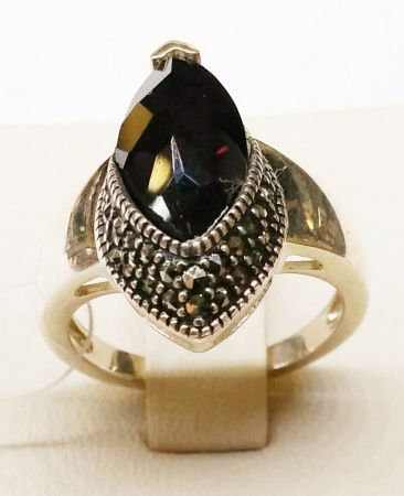 Кольцо из серебра с натуральным гранатом и марказитами