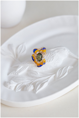 Кольцо из позолоченного серебра с натуральным зеленым янтарем и эмалью