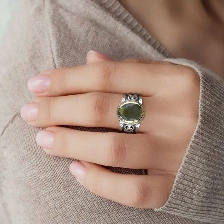 Широкое серебряное кольцо с лабрадором и окантовкой из золотой пластины