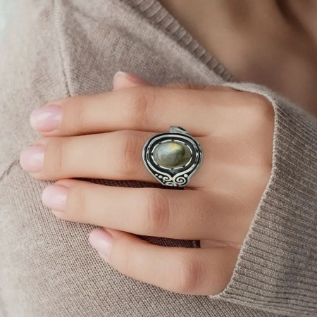 Кольцо в этническом стиле из черненого серебра с лабрадором