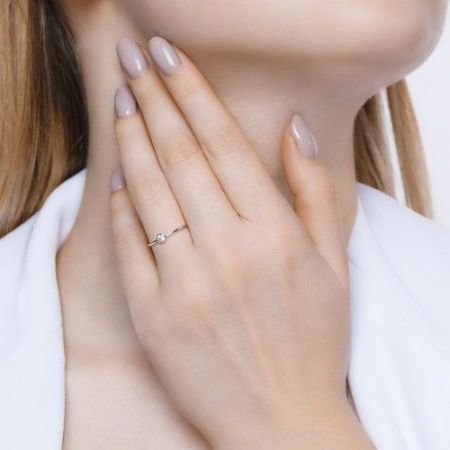 Тонкое помолвочное кольцо из серебра c фианитом (SOKOLOV)