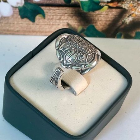 Незамкнутое кольцо Весна из серебра с чернением