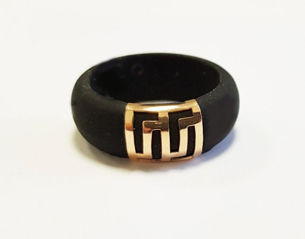 Силиконовое кольцо со вставкой из красного золота с греческим орнаментом