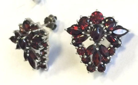 Серьги-пусеты из серебра с натуральным гранатом