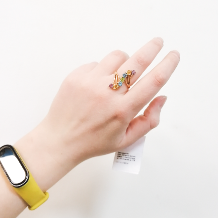 Кольцо из красного золота с разноцветными полудрагоценными камнями