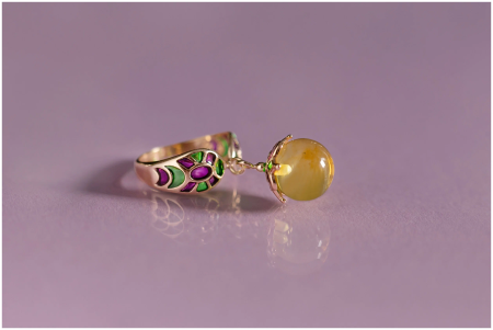 Кольцо из позолоченного серебра с натуральным желтым янтарем и эмалью