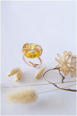 Кольцо из позолоченного серебра с натуральным желтым янтарем