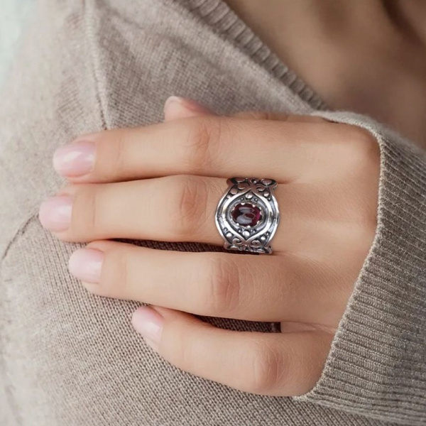 Широкое кольцо в этническом стиле из черненого серебра с натуральным гранатом