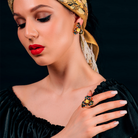 Кольцо из позолоченного серебра с натуральным белым янтарем и эмалью