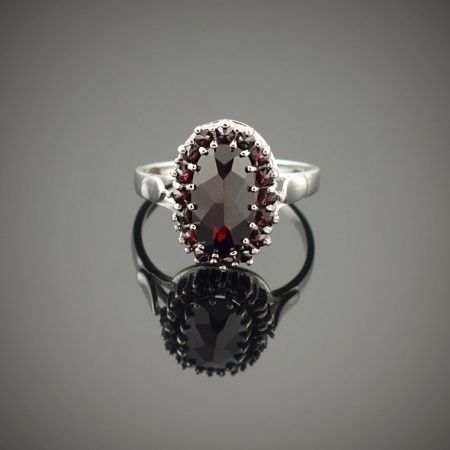 Кольцо из серебра с натуральным гранатом