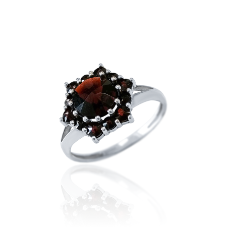 Кольцо из серебра с натуральным гранатом