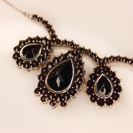 Колье из серебра с натуральным гранатом