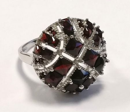 Кольцо из серебра с натуральным гранатом