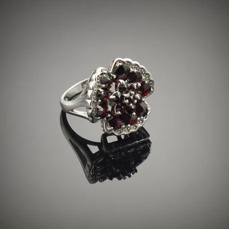 Кольцо из серебра с натуральным гранатом