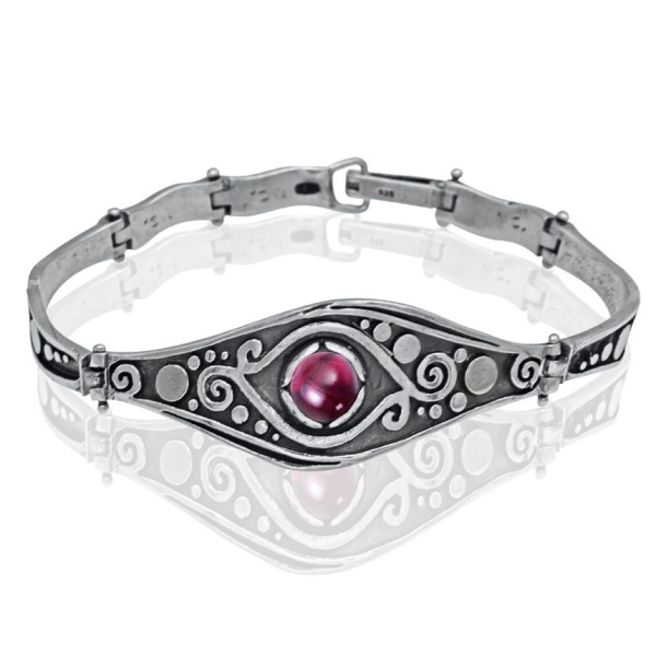 Браслет в этническом стиле из чернёного серебра с натуральным гранатом